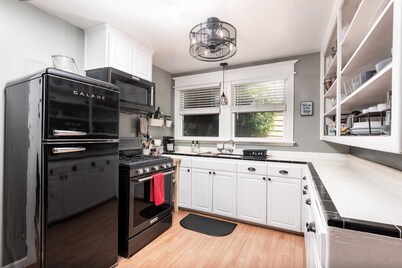 American Oak Cottage | Pet-Friendly | 3 Blocks to Downtown Food, Wine, & More!