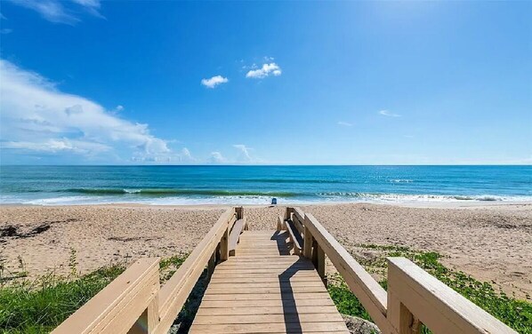 Plage, chaises longues, serviettes de plage