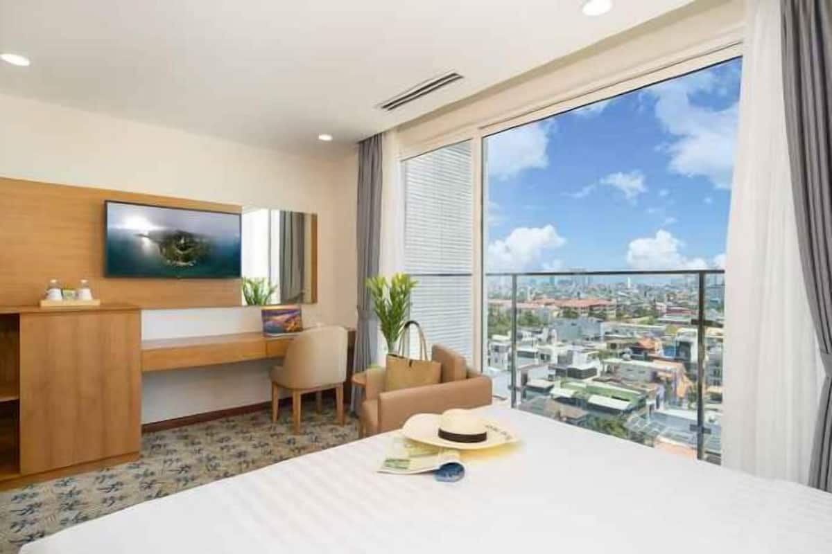 1 bedroom, minibar, in-room safe, desk