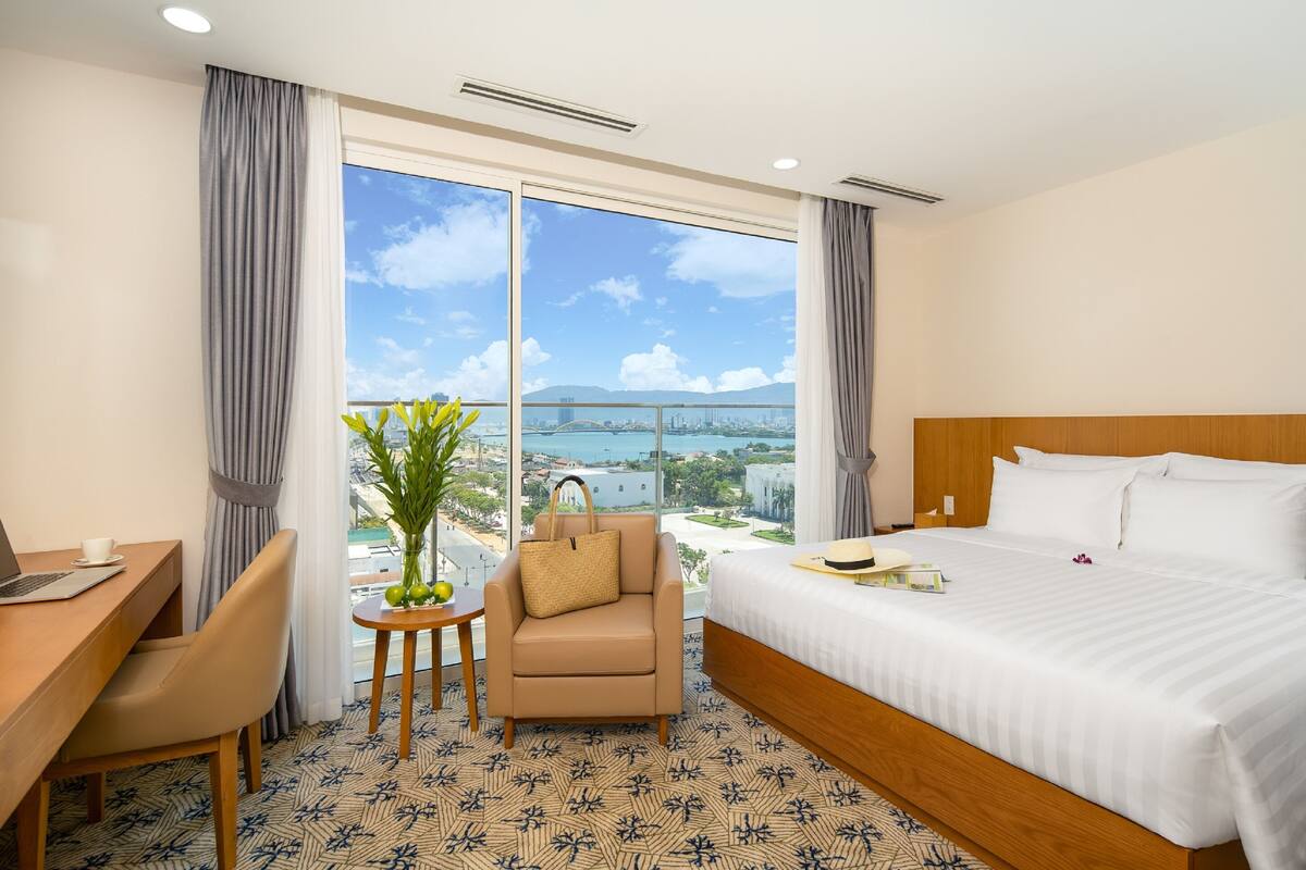 Phòng Deluxe | 1 phòng ngủ, minibar, két bảo mật tại phòng, bàn 