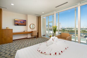 Deluxe-rum | 1 sovrum, minibar, värdeförvaringsskåp på rummet och skrivbord