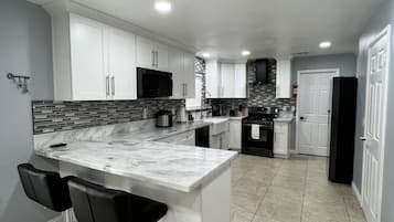 Mikrobølgeovn, ovn, opvaskemaskine, kaffe-/temaskine