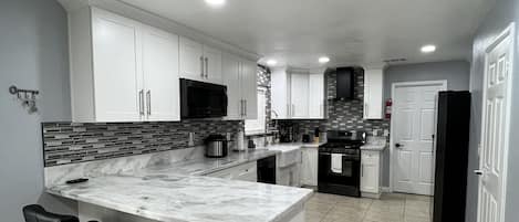 Four à micro-ondes, un four, lave-vaisselle, cafetiÚre-théiÚre