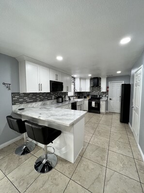 Mikrovågsugn, ugn, diskmaskin och kaffe- och tebryggare