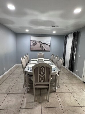 Dining - Beautiful home with free parking (Las Vegas)