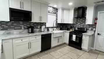 Mikrowelle, Ofen, Geschirrspüler, Wasserkocher mit Kaffee-/Teezubehör