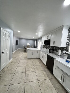 Mikrovågsugn, ugn, diskmaskin och kaffe- och tebryggare