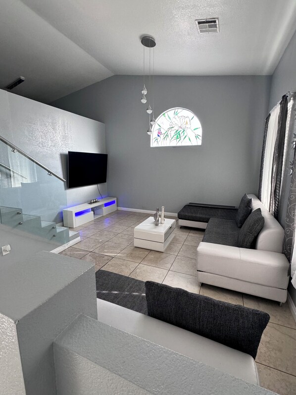 Smart-tv och ett bordtennisbord