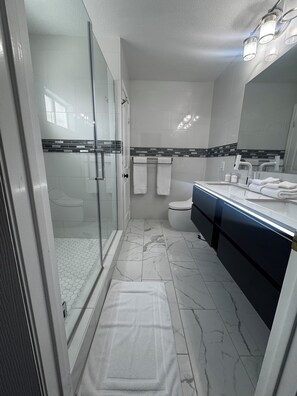 Dusche, Haartrockner, Handtücher, Seife