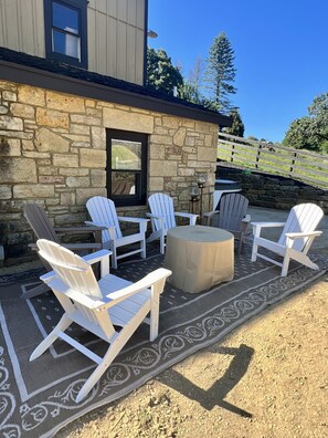 Terrace/patio - The Limestone Lodge<br>A peaceful, rustic destination you won’t want to leave! (Mineral Point)