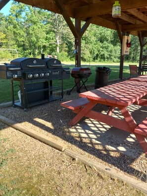 Outdoor dining - Cottage on Petit Jean Mountain! (Morrilton)
