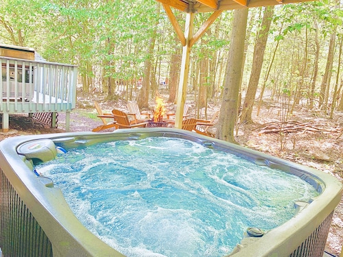 Pocono 3BR Getaway Hot Tub Arcades Fire Pit