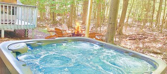 Pocono 3BR Getaway Hot Tub Arcades Fire Pit