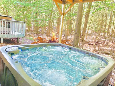 Pocono 3BR Getaway Hot Tub Arcades Fire Pit