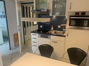 Fridge, oven, stovetop, dishwasher