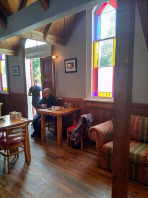 Dining - Modern unit 2 minute nature path to the lake (Manapouri)