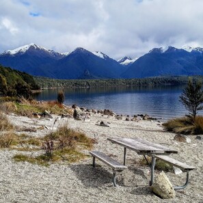 Beach - Modern unit 2 minute nature path to the lake (Manapouri)