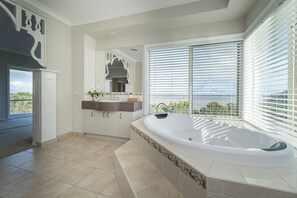 Kombination af bruser/badekar, håndklæder