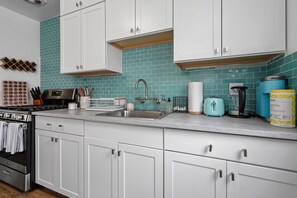 Fridge, microwave, oven, stovetop - Calypso Breeze, Hot Tub, Fire Pit, Games, 2 King Bed, 1 Minute Walk to the Beach (Ventura)