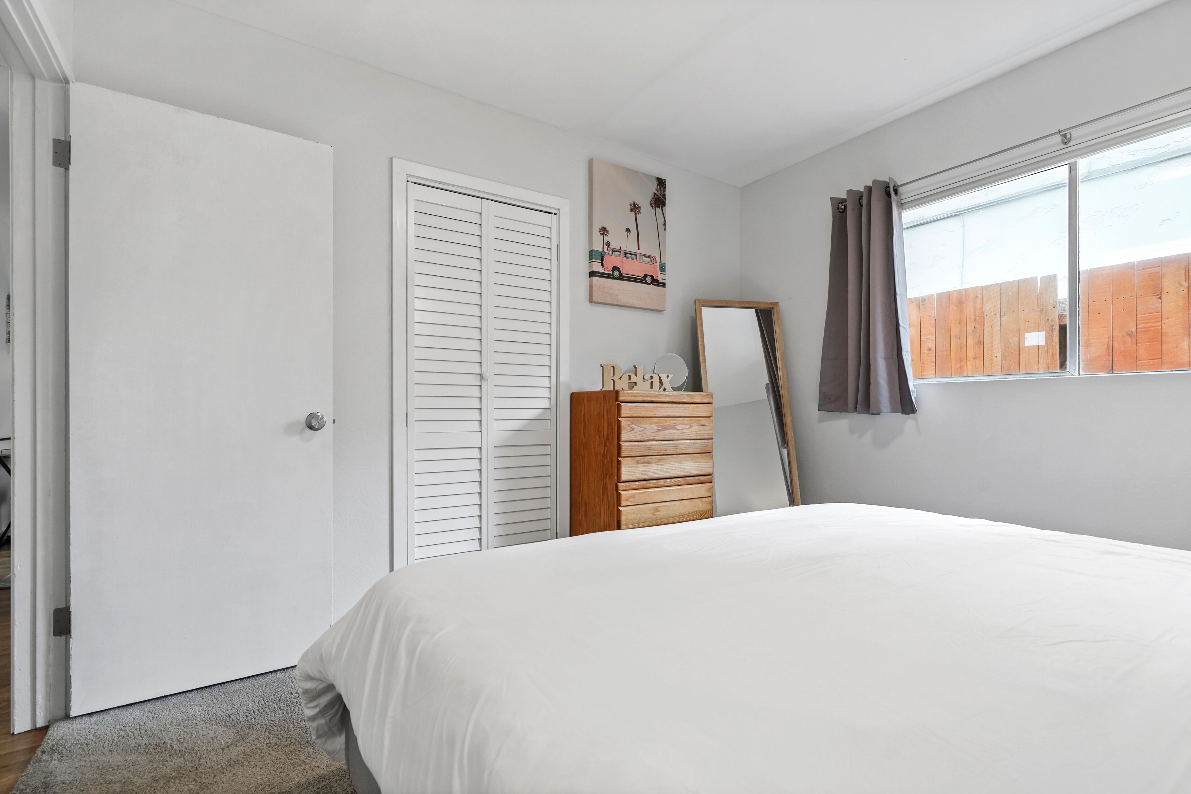 2 quartos, escrivaninha, ferros/tábuas de passar roupa, berço de viagem