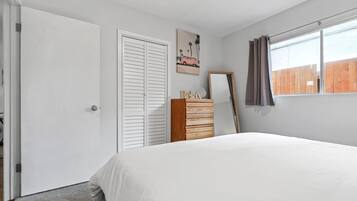 2 quartos, escrivaninha, ferros/tábuas de passar roupa, berço de viagem