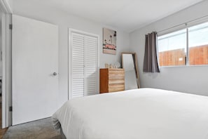 2 habitaciones, escritorio y tabla de planchar con plancha