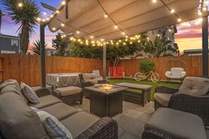 Terrace/patio - Calypso Breeze, Hot Tub, Fire Pit, Games, 2 King Bed, 1 Minute Walk to the Beach (Ventura)