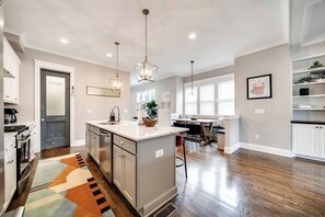 冰箱、微波炉、烤箱、炉灶