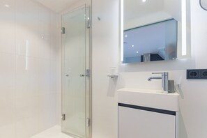 Een douche, een haardroger, handdoeken