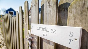 A wooden fence with a sign that reads "LAGMÖLLER 21b". - Palenque - Apartment Palenque (Sylt-Ost)
