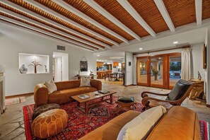 TV, fireplace, books - 'Rancho Colibri' 2.5 acres, tennis court, lap pool (Rancho Mirage)