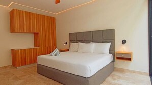 Een moderne slaapkamer met een groot bed, een houten kast en een nachtkastje.
