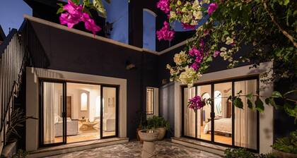 Rooftop Jacuzzi! Country-style 4 Bedroom Cottage