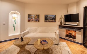 Fireplace - Rooftop Jacuzzi! Country-style 4 Bedroom Cottage (San Miguel de Allende)