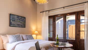 4 bedrooms, Egyptian cotton sheets, premium bedding, memory-foam beds