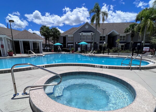 Piscine extérieure, piscine chauffée