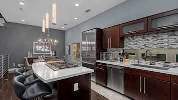 Coffee/tea maker, fridge, microwave, oven