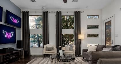 The Flying Pig - Downtown Glam Hideaway