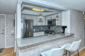 ثلاجة، ميكروويف، فرن، موقد طهي مسطح