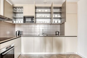 Fridge, microwave, oven, stovetop - Antiga Esquerra de l'Eixample 2BR (Barcelona)