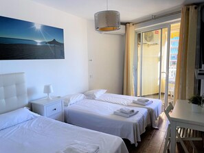 Tabla de planchar con plancha, wifi gratis y ropa de cama 