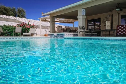 Large heated pool and hot tub! 2 King Rooms. Lake View! 