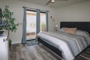 3 bedrooms, iron/ironing board, travel crib, free WiFi - Large heated pool and hot tub! 2 King Rooms. Lake View! (Lake Havasu City)