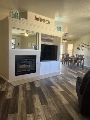 Interior - Large heated pool and hot tub! 2 King Rooms. Lake View! (Lake Havasu City)