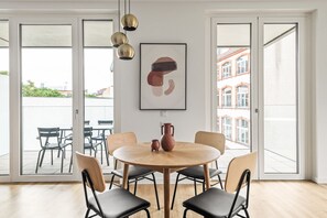 Dining - Lovely Mitte 2BR next to Hackescher Markt, by Blueground (Berlin)