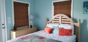 5 bedrooms, free WiFi, bed sheets - Welcome to Time Out!  Just a short walk to the beach.... (Myrtle Beach)