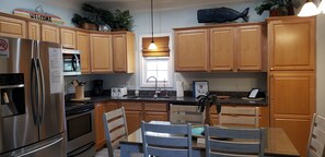 Full-size fridge, microwave, oven, stovetop - Welcome to Time Out!  Just a short walk to the beach.... (Myrtle Beach)