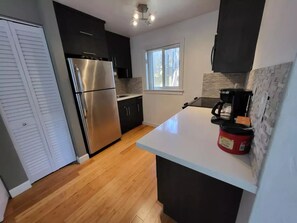 Private kitchen - Spacious Guest House With Pool (Miami)