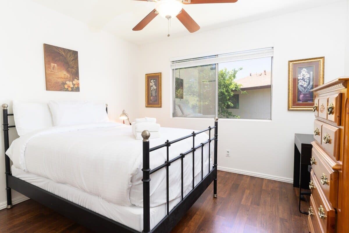 2 habitaciones, tabla de planchar con plancha, wifi y ropa de cama 