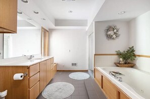 Douche, baignoire à jets, sèche-cheveux, bidet